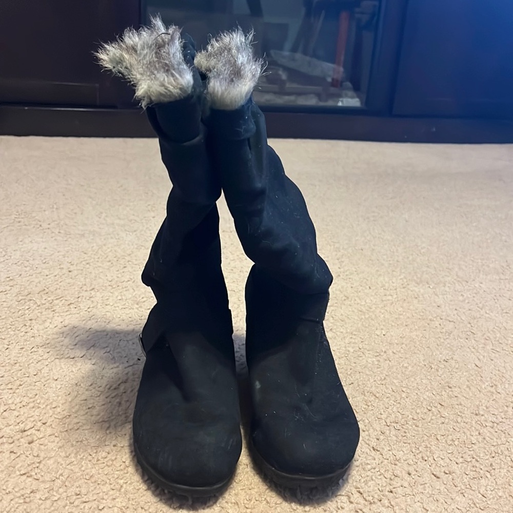 Black boots, fur inside and size 8